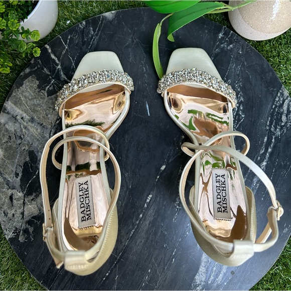 BADGLEY MISCHKA
Nala Curvy Stiletto
Heel Ivory Satin size 9 
$245 store display - Picture 7 of 16